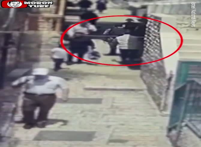 Video :A Turkish guy is murdered after attempting to knife two Israeli police officers (Warning - disturbing)